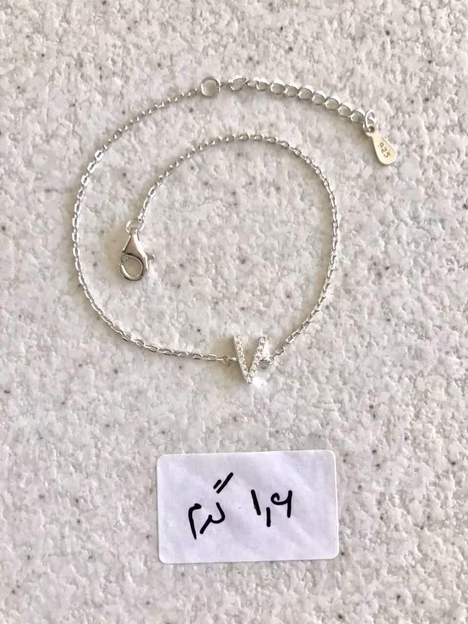 دستبند نقره مدل حرف V، رنگ ثابت