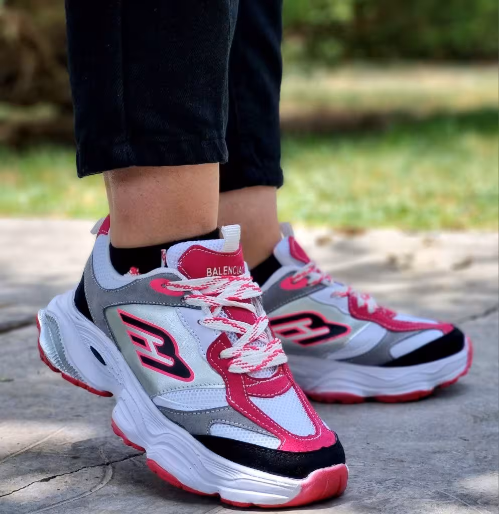 پرفروش ترین کفش کتونی اسپرت زنانه و دخترانه مدل بالنسیاگا رنگ سفید صورتی با کیفیت  عالی و درجه یک  با ارسال رایگان