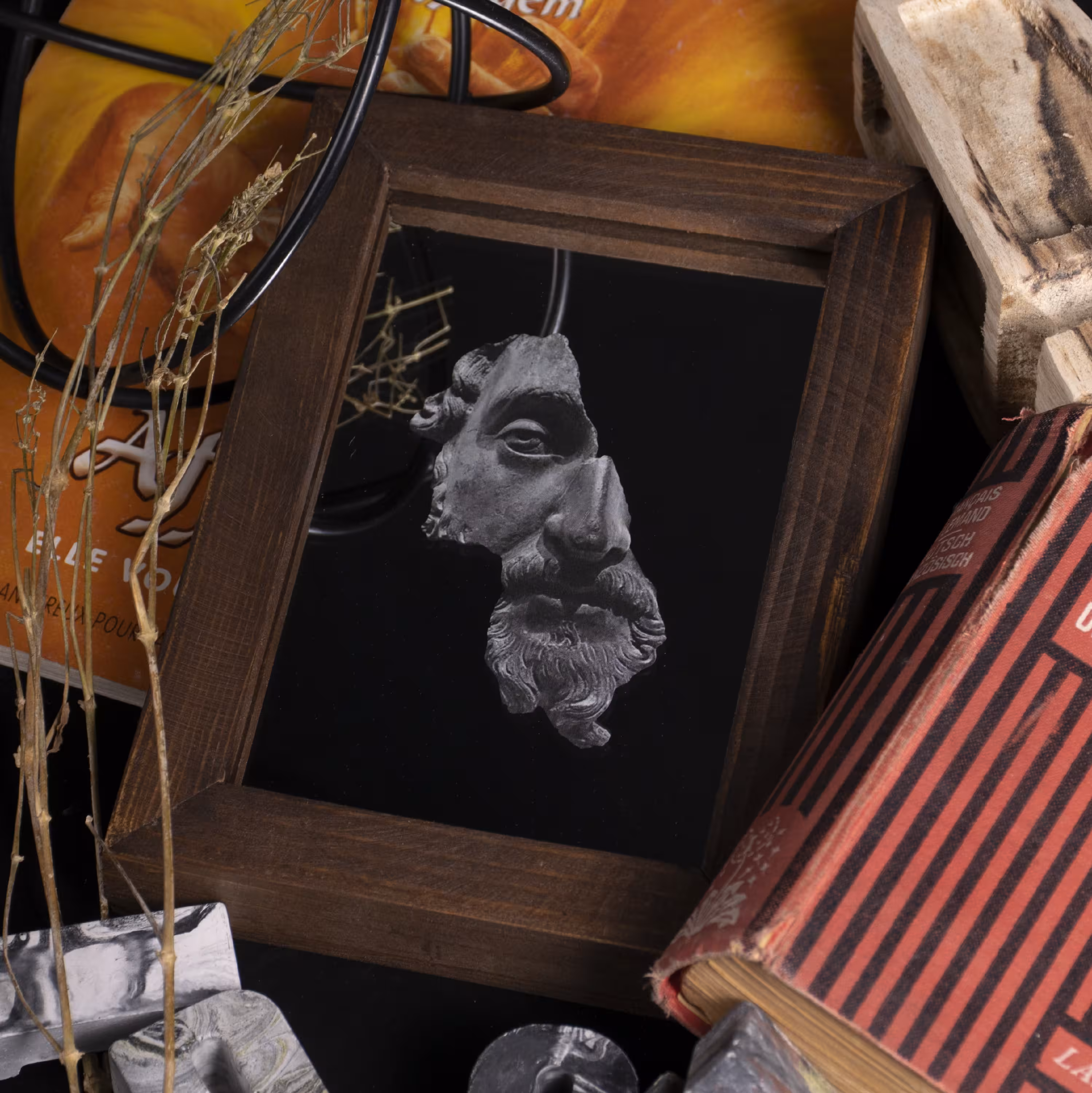 آینه آنتیک طرح مجسمه با قاب چوبی آینه دکوراتیو