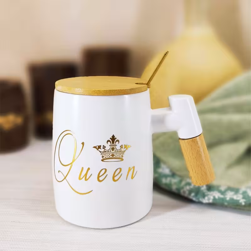 ماگ سرامیکی فانتزی درب دار و قاشق دار دسته و درب بامبو