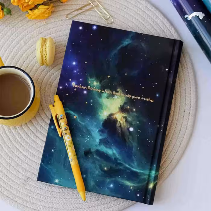 دفتر100برگ سایز A4 ته دوخت جلد سخت برگ سری کهکشانی کد70105