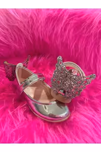 کفش دخترانه پاشنه کوتاه با زبانه پروانه‌ای نقره‌ای براق – 5850