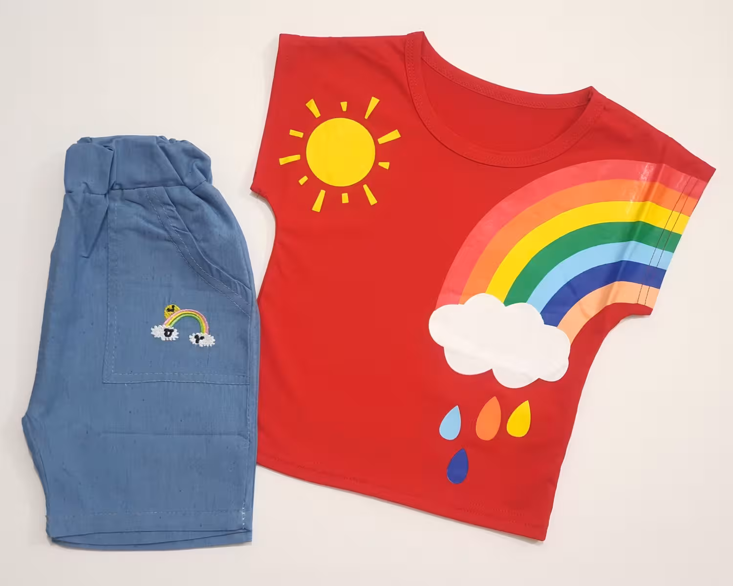 تیشرت و شلوارک رنگین کمان قرمز