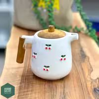 قوری سرامیکی آلبالو دسته چوبی