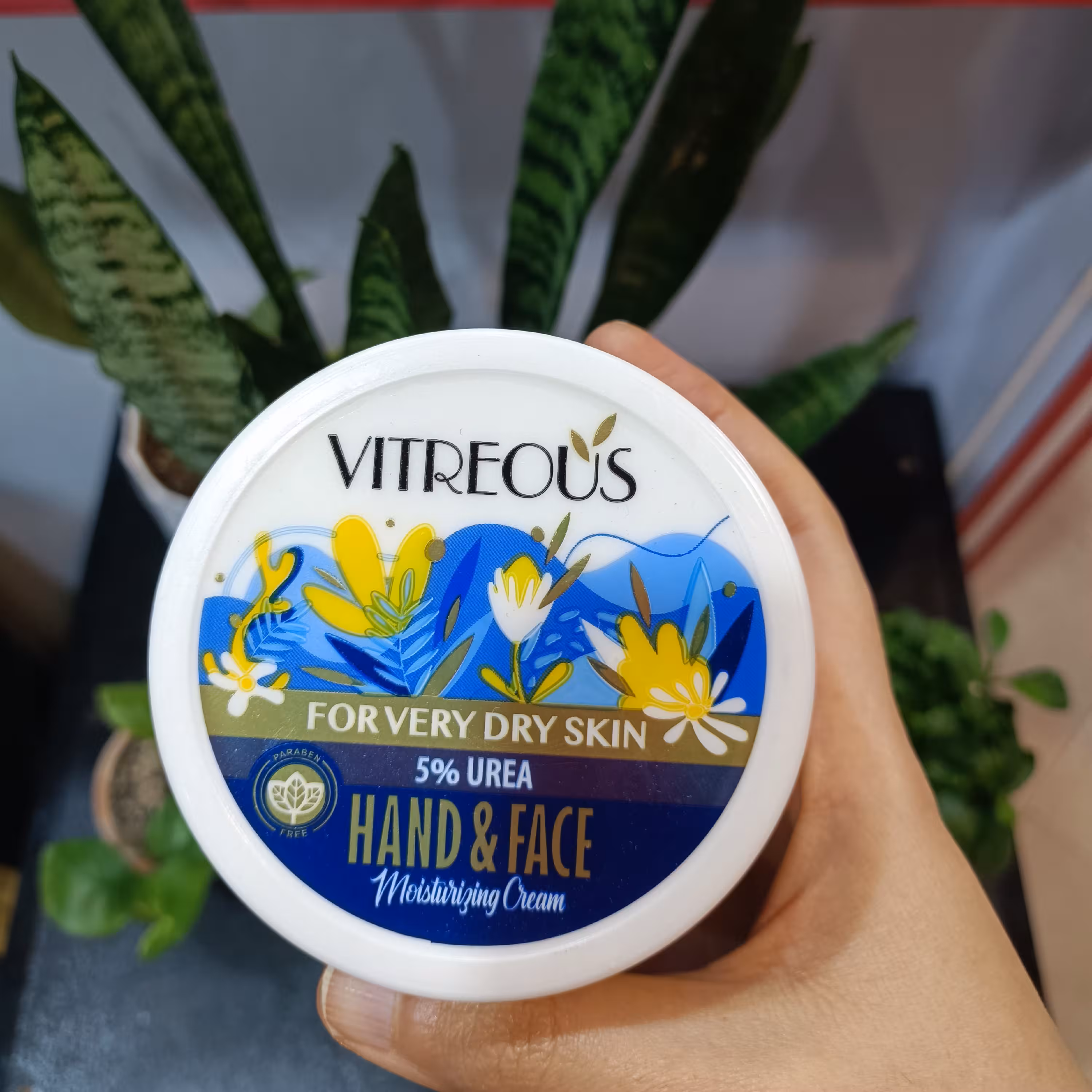 کرم مرطوب کننده دست و صورت ویتروس
حاوی 5 درصد اوره کاسه ای 150 گرم مناسب برای پوست های بسیار خشک و اگزمایی