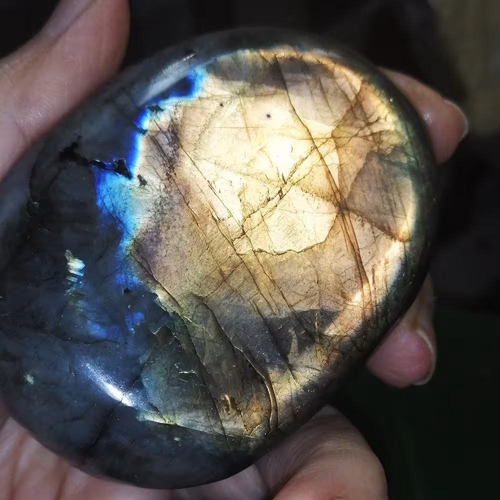 سنگ تامبل شده لابرادوریت ماداگاسکار نمایش رنگ بسیار زیبای پرطاووسی و آبی کد1086