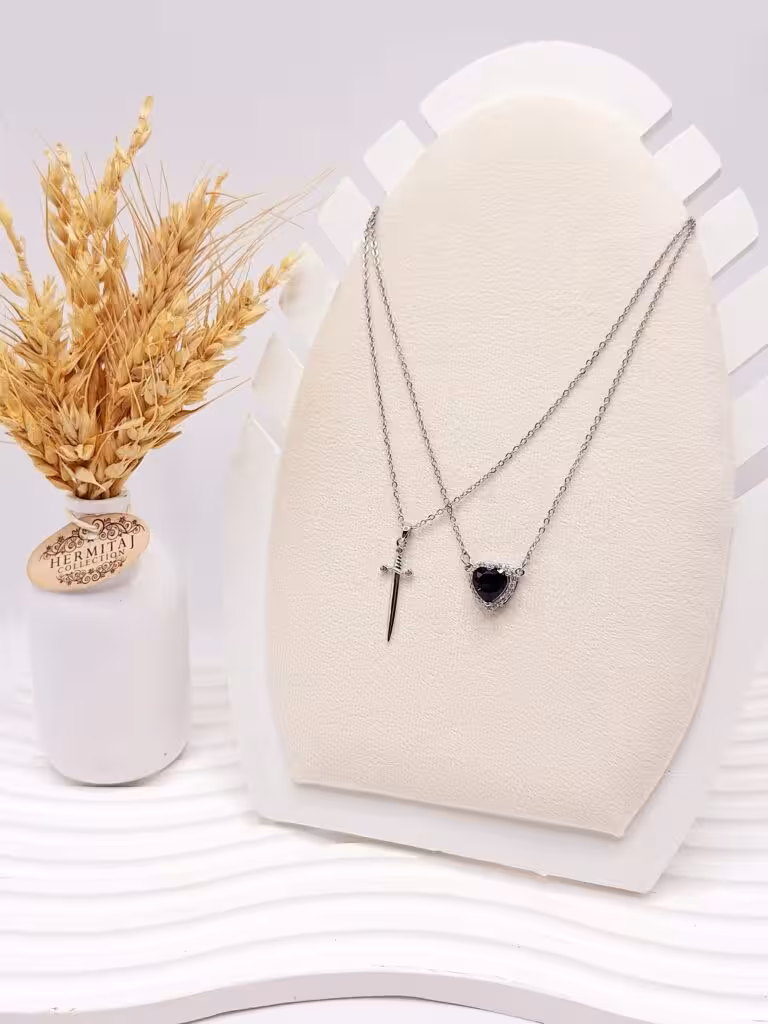 گردنبند پینترستی طرح قلب و شمشیر (رنگ مشکی )