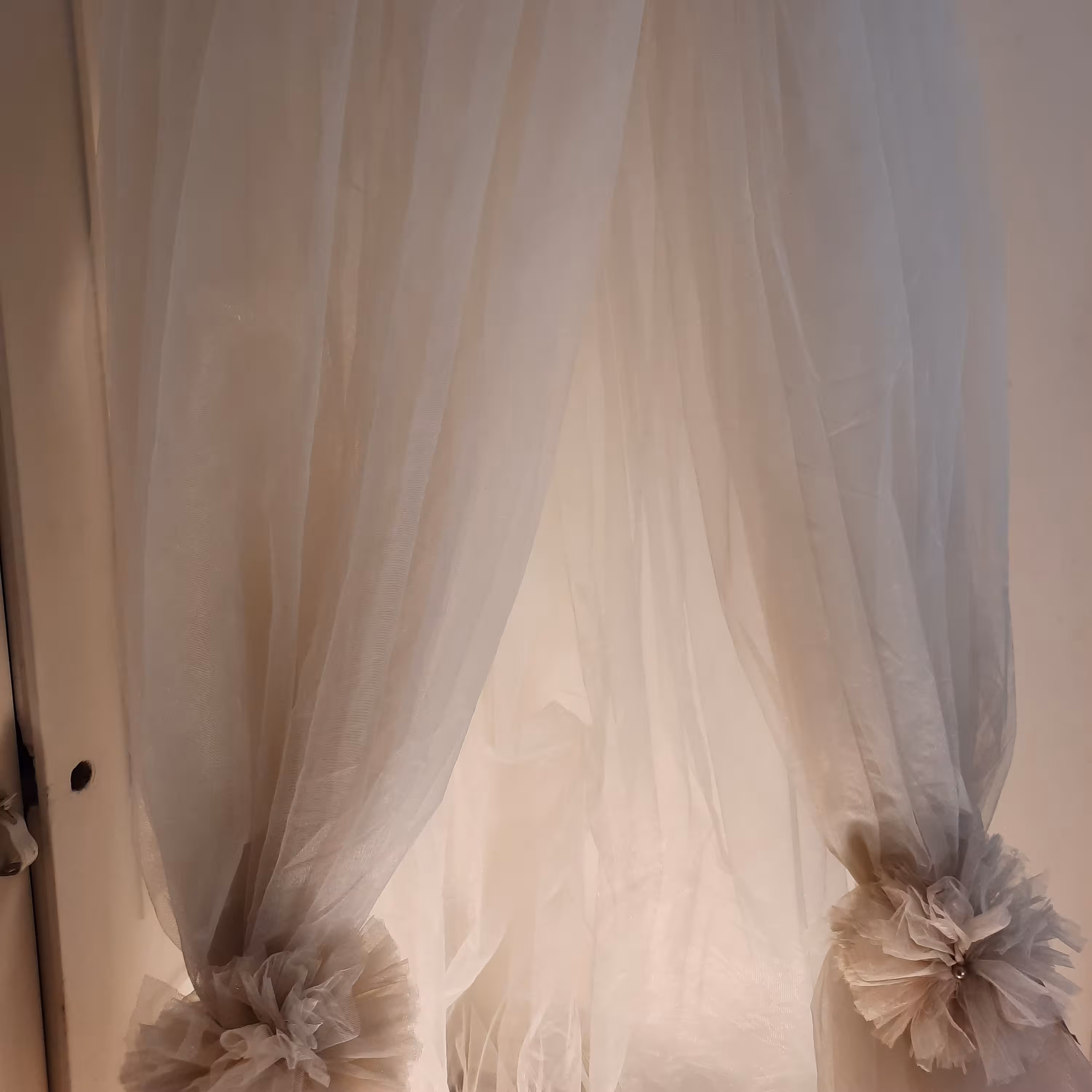 پشه بند تور تخت خواب کرم پر رنگ 14 متر  پرده تخت کرم رنگ مناسب برای تخت خواب های بزرگ 