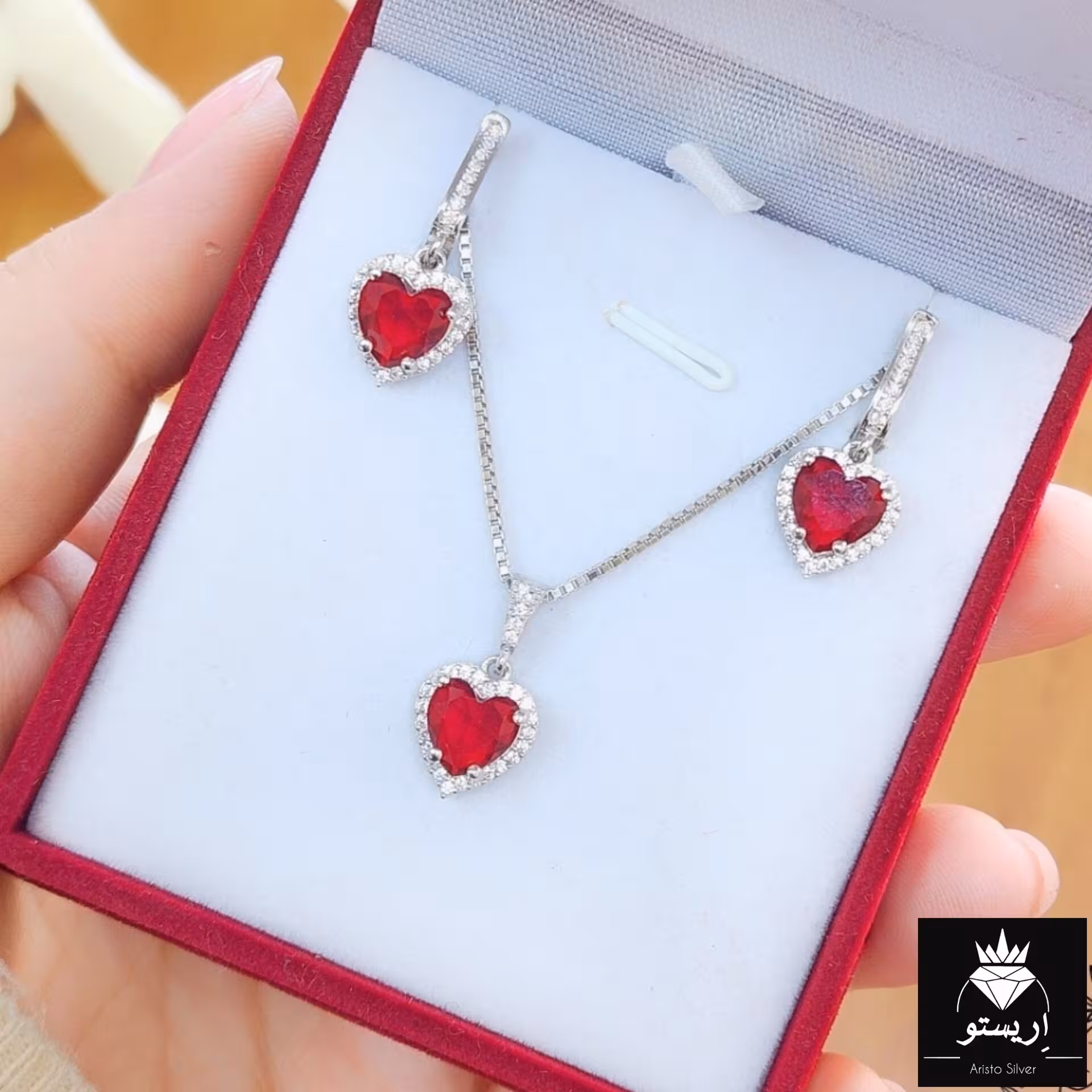 نیمست نقره جواهری نگین رنگی(قرمز.آبی)  به همراه زنجیر طول 45cm نقره با عیار 925 و آبکاری طلاسفید