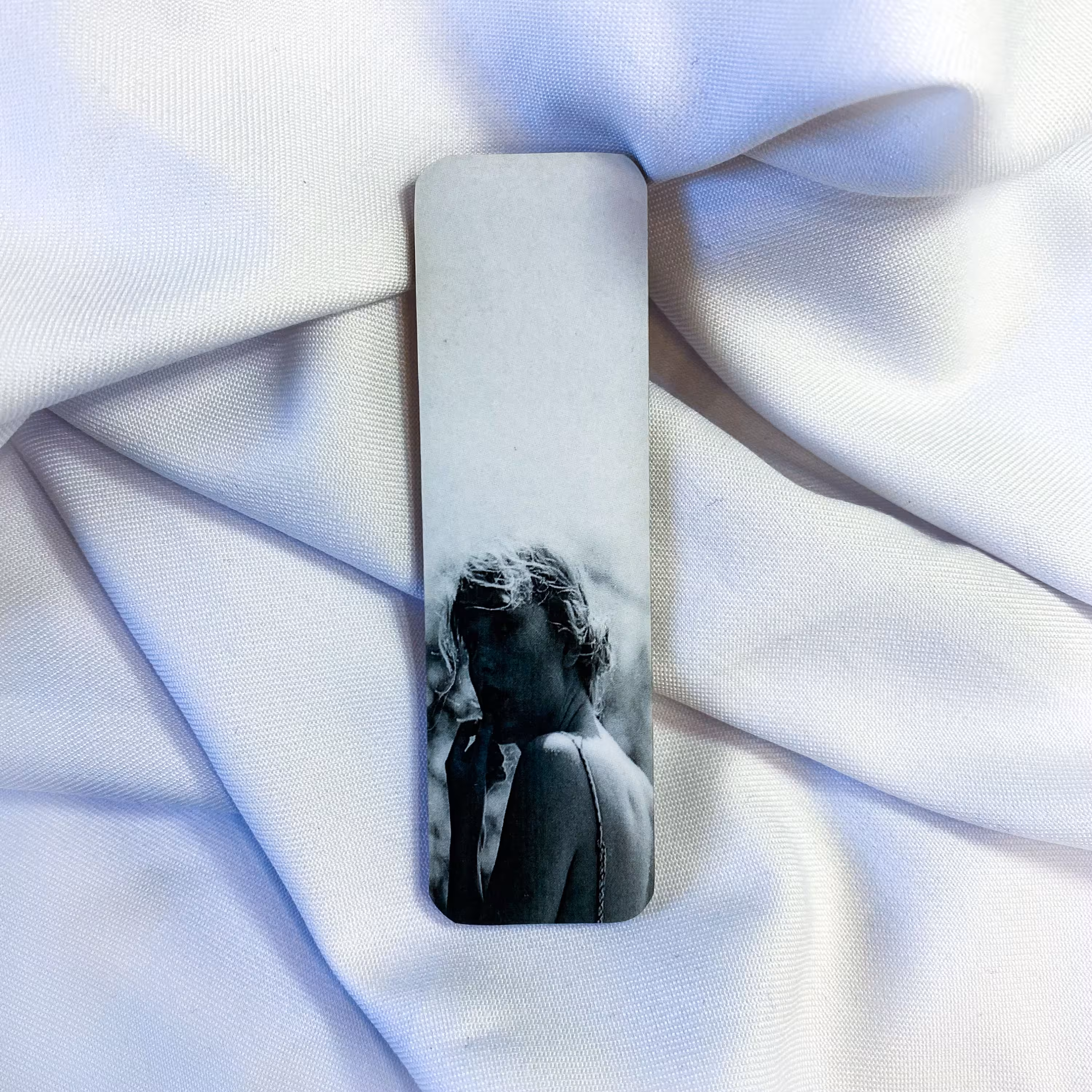 بوکمارک چوبی با طرح تیلور سوییفت آلبوم فولکلور