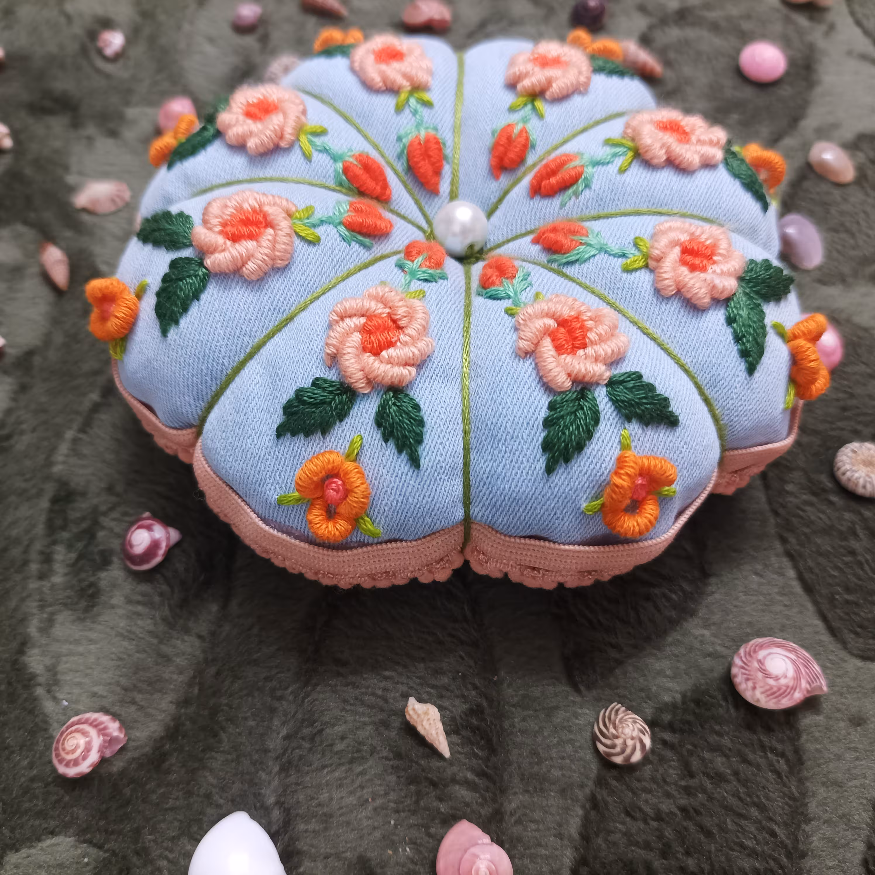 جاسوزنی پارچه ای گلدوزی شده با دست