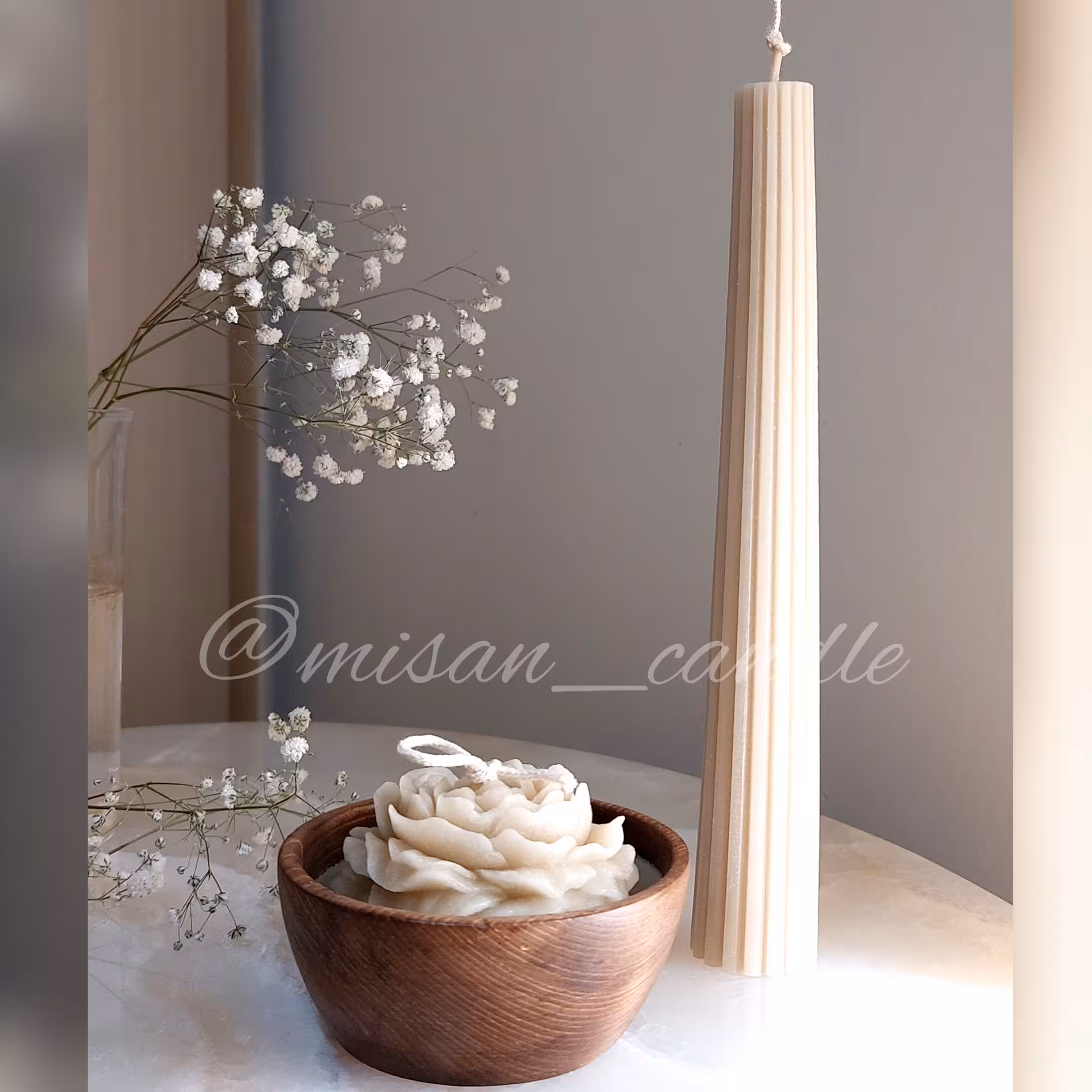 شمع استوانه شیاردار باریک و پیاله چوبی دست ساز (گل الاله)