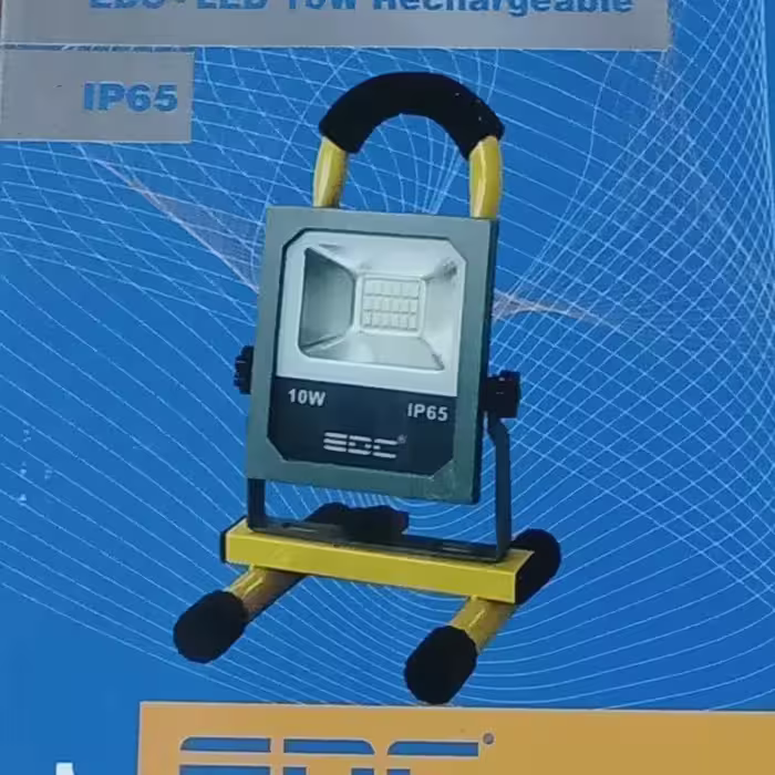 پرژکتور سیارشارژی Ip دار 10وات باپایه