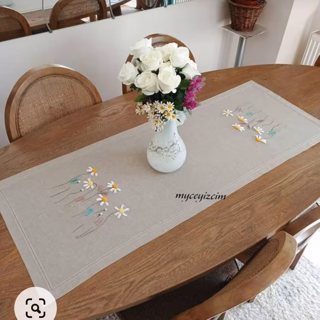 رومیزی گلدوزی با طرح گل بابونه(استفاده از بهترین متریال)(ست رومیزی زیر بشقابی رانر و تک)