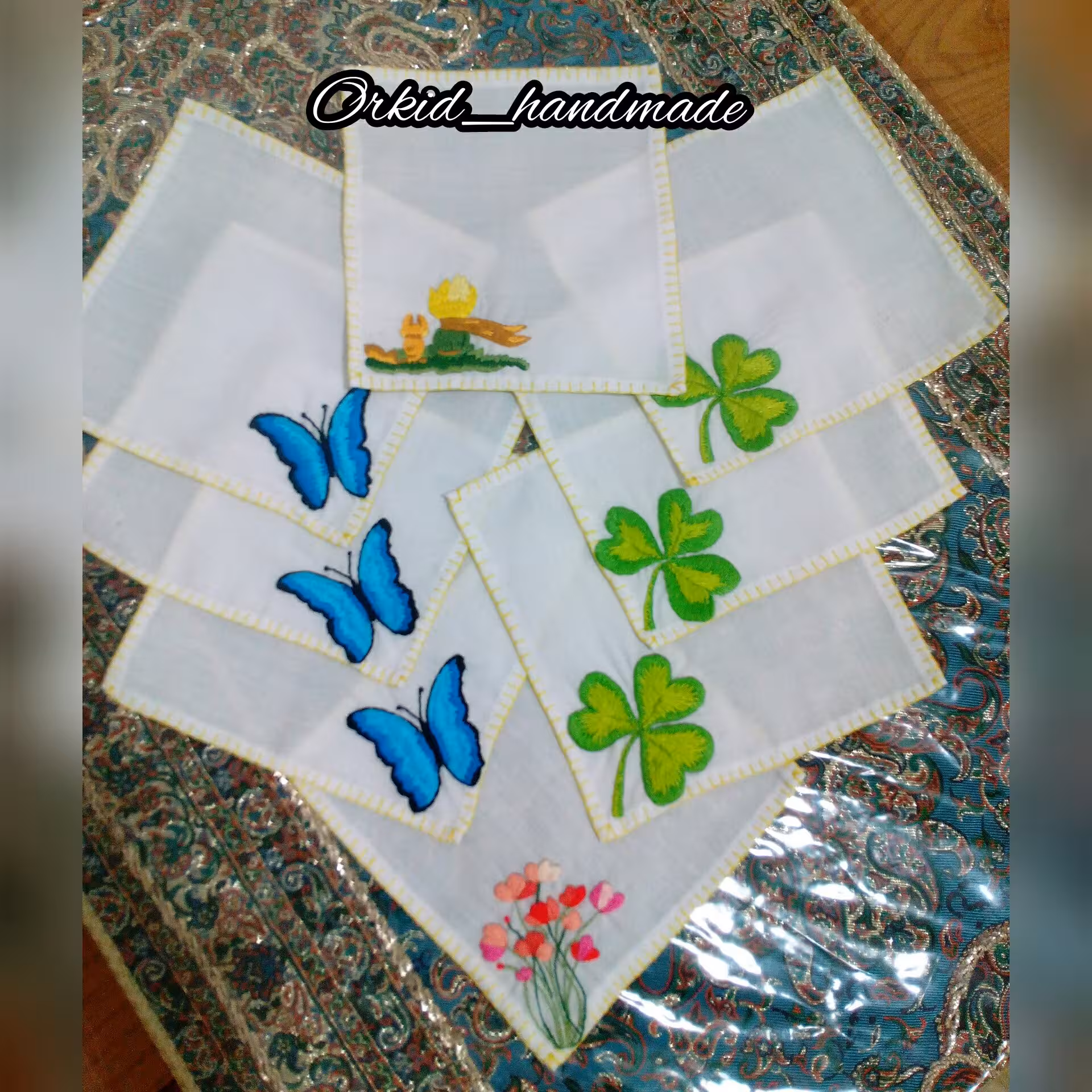 دستمال جیبی گلدوزی شده