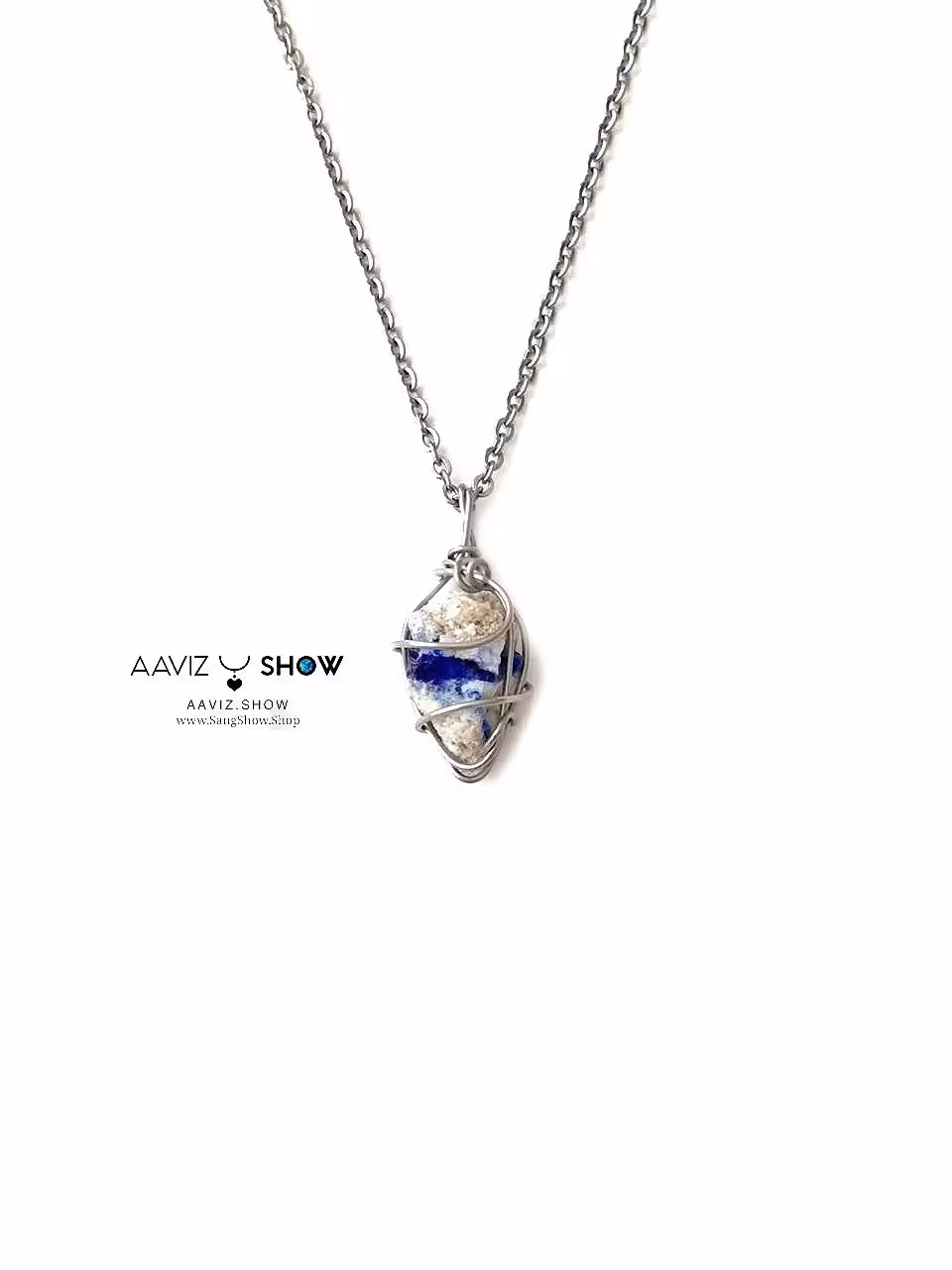 گردنبند دریا از سنگ راف ابسیدین آبی بر روی بستر با قاب مفتولی خاص A1283