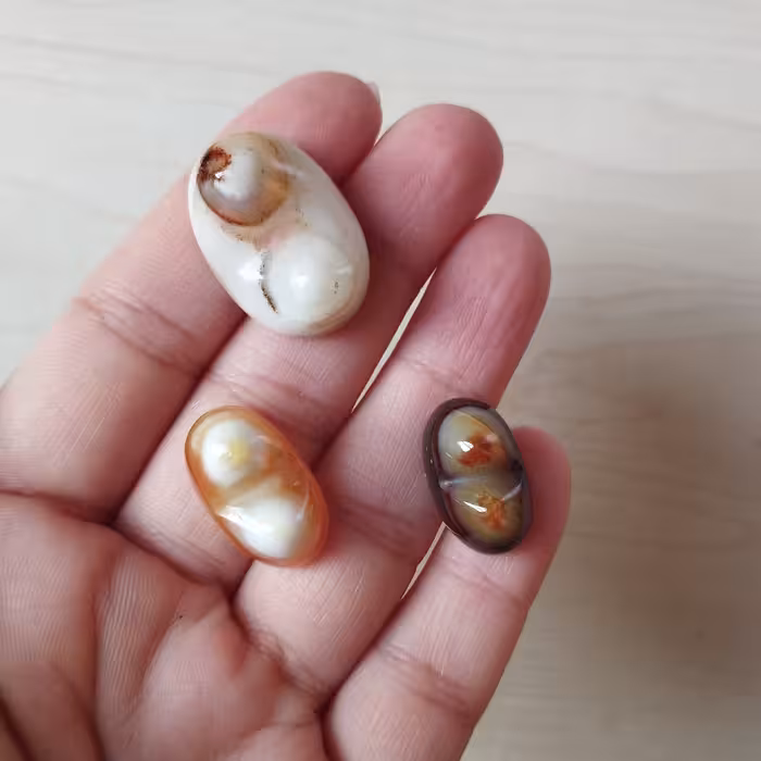 سه عدد عقیق نگین باباقوری سه پوسته اصل با رنگ طبیعی و خواص سنگ عقیق 