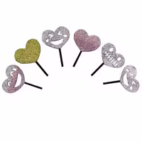 تاپر روی کیک ایموجی قلبی