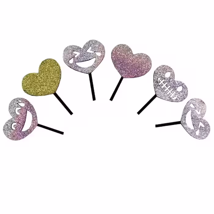 تاپر روی کیک ایموجی قلبی