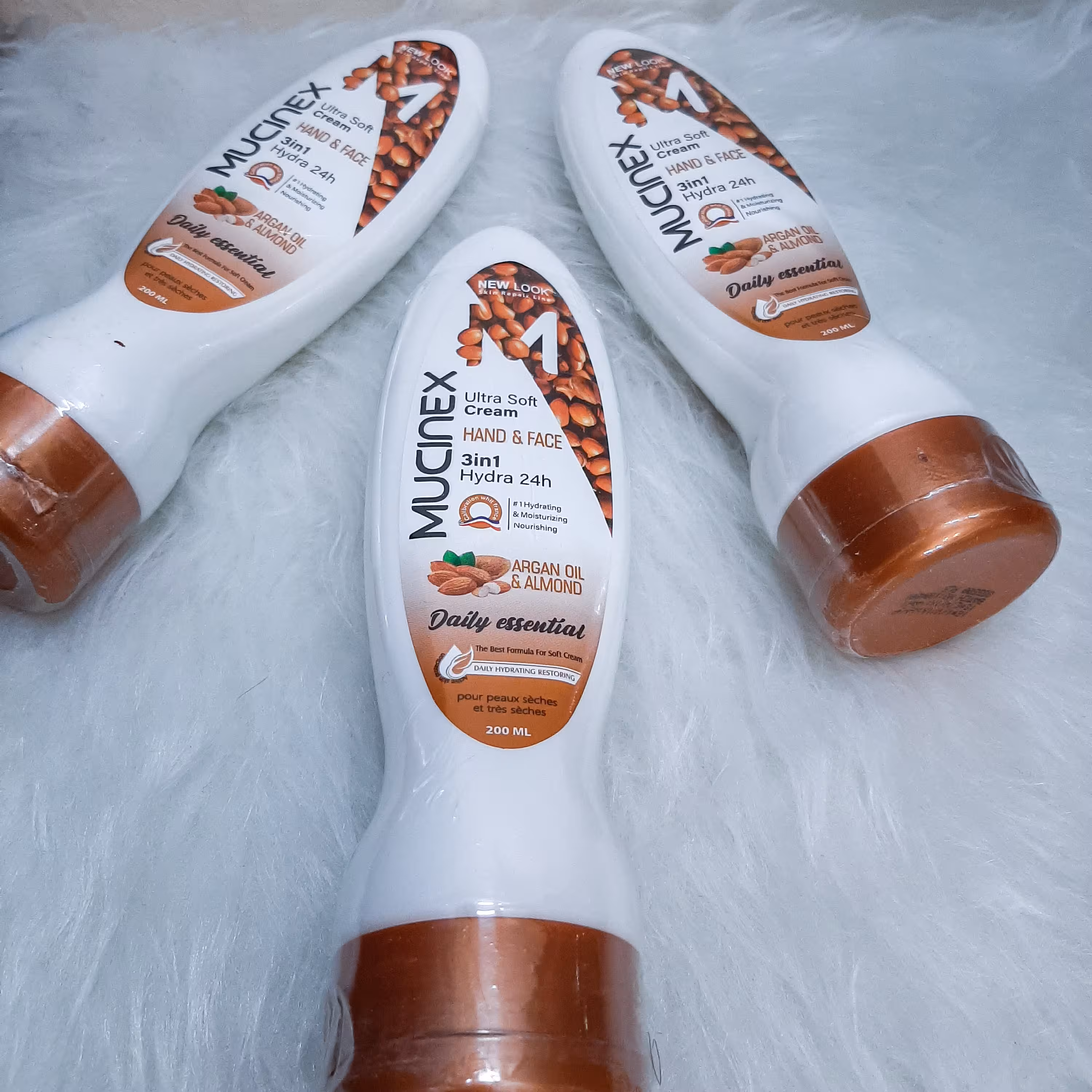 کرم دست و صورت(آبرسان قوی، مغذی، مرطوب کننده)
حاوی روغن آرگان و اسانس بادام( مناسب پوست های خیلی خشک)