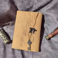 دفتر چرمی با چفت اهرمی، 16 در 11 ، صد برگ کاغذ نخودی رنگ