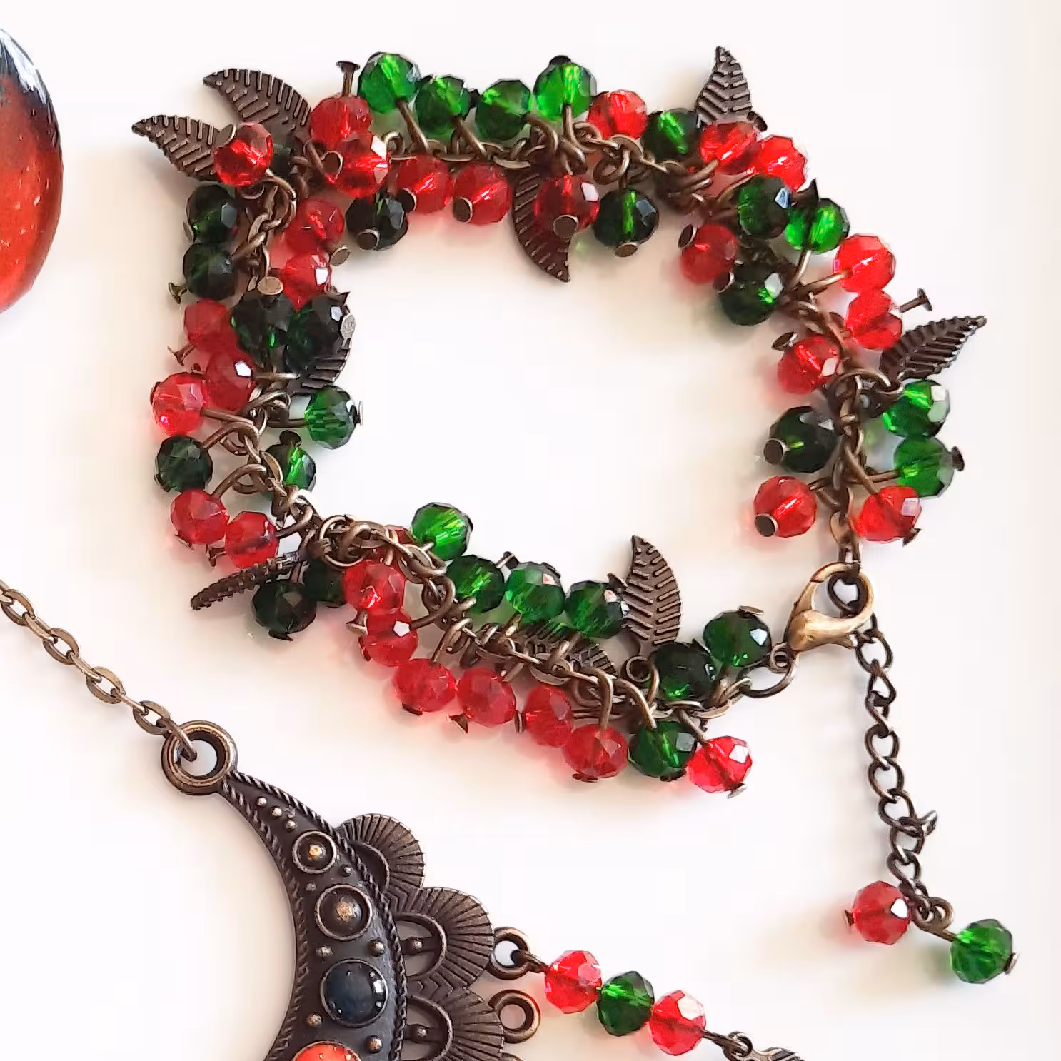 دستبند کریستالی برنزی سبز و قرمز بدلیجات زیورآلات یلدا یلدایی دستساز