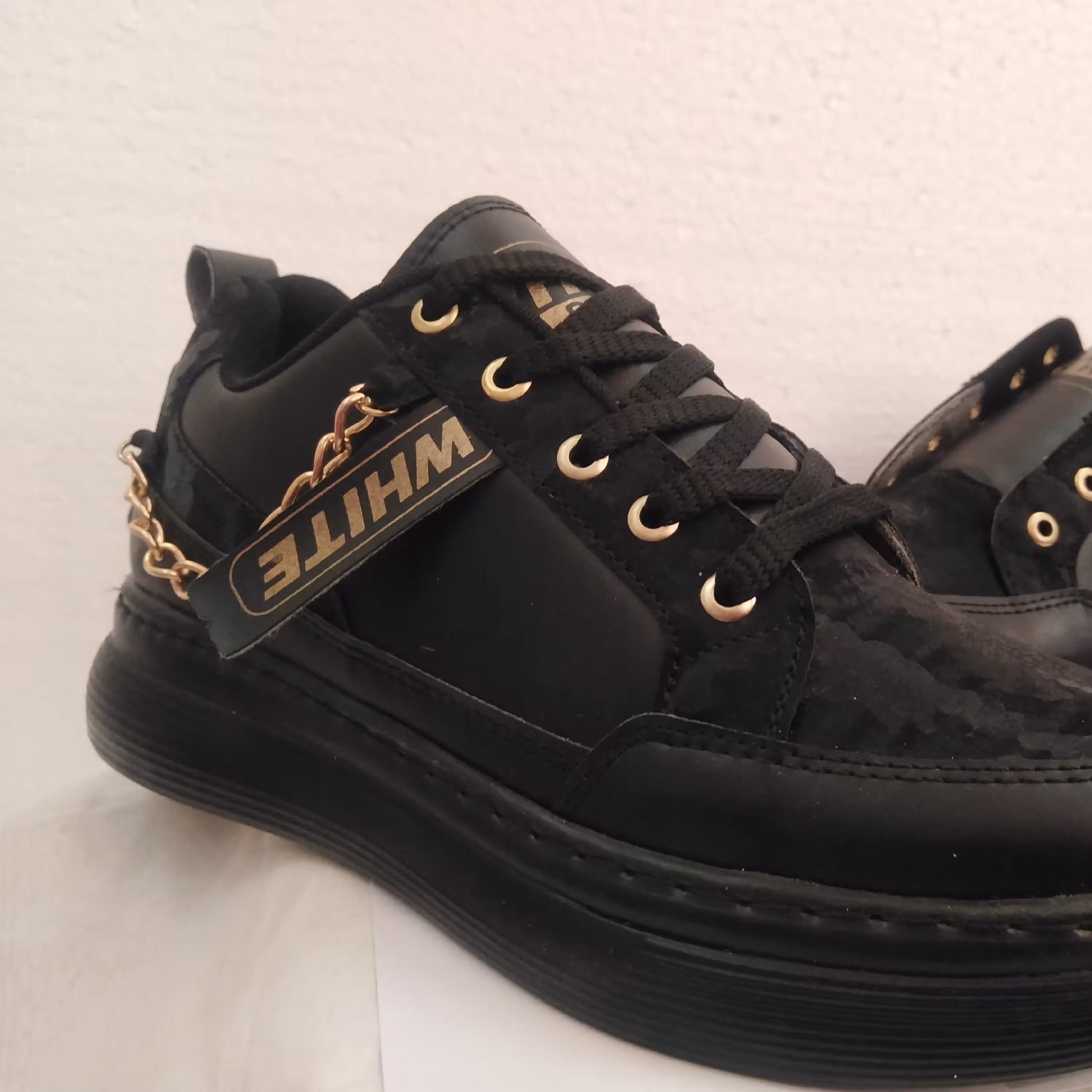 کتانی زنانه زیبا  دارای زنجیر آویز جهت جلوه بهتر و زیبا تر 