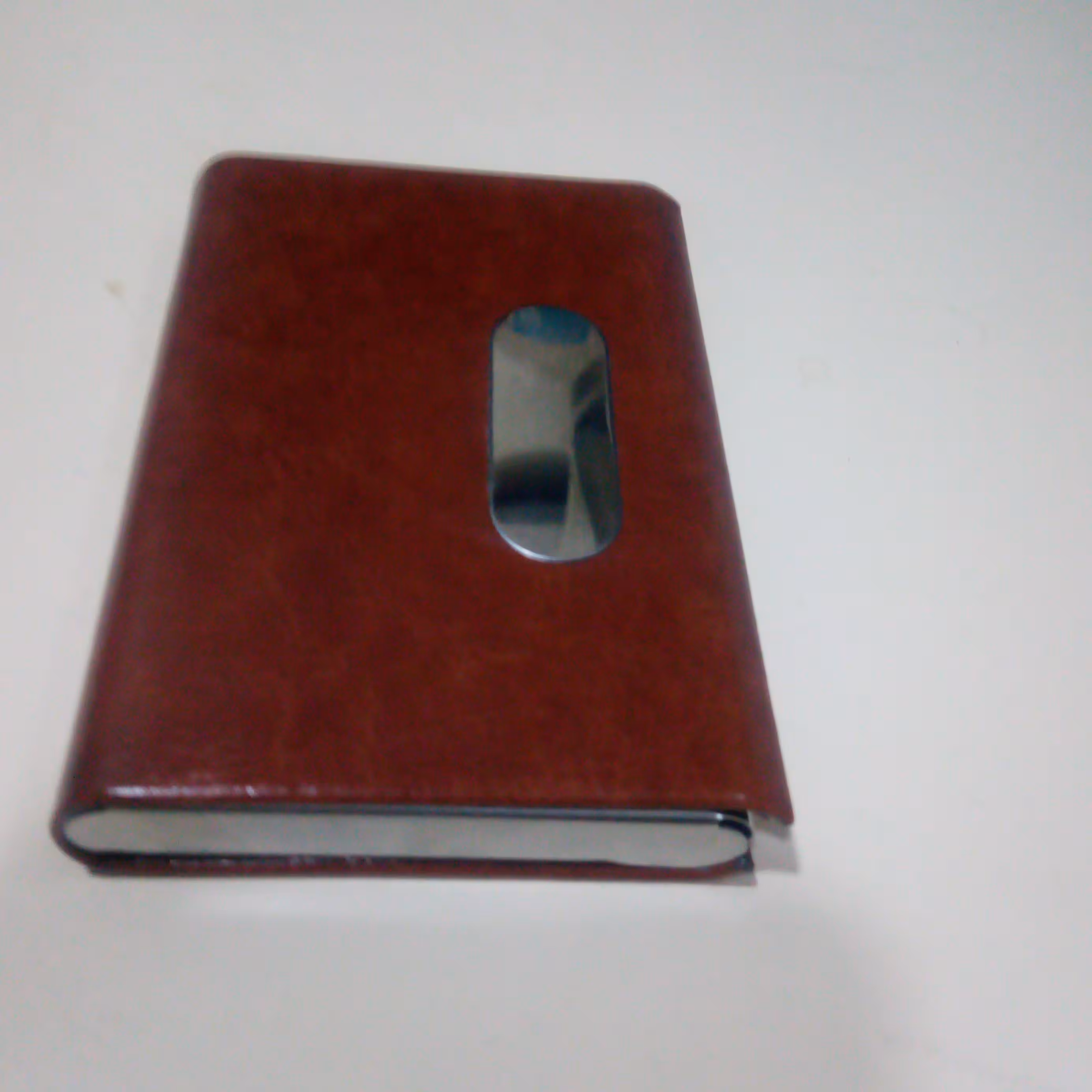 کیف جا کارتی مگنتی مقاوم در مقابل ضربه جنس بدنه از فلز و چرم مصنوعی دارای رنگهای متنوع