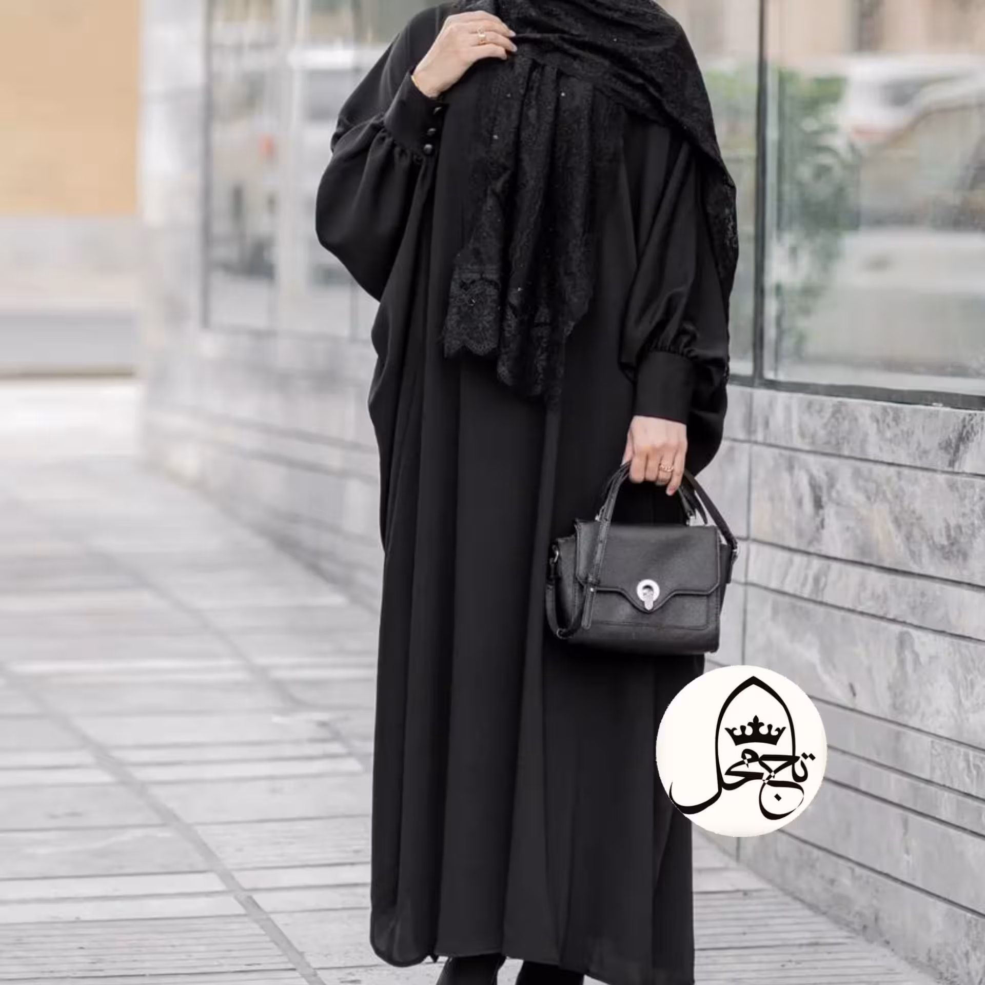 مانتو عبایی  پوشیده با یقه دوبل  دم دست دکمه دار  