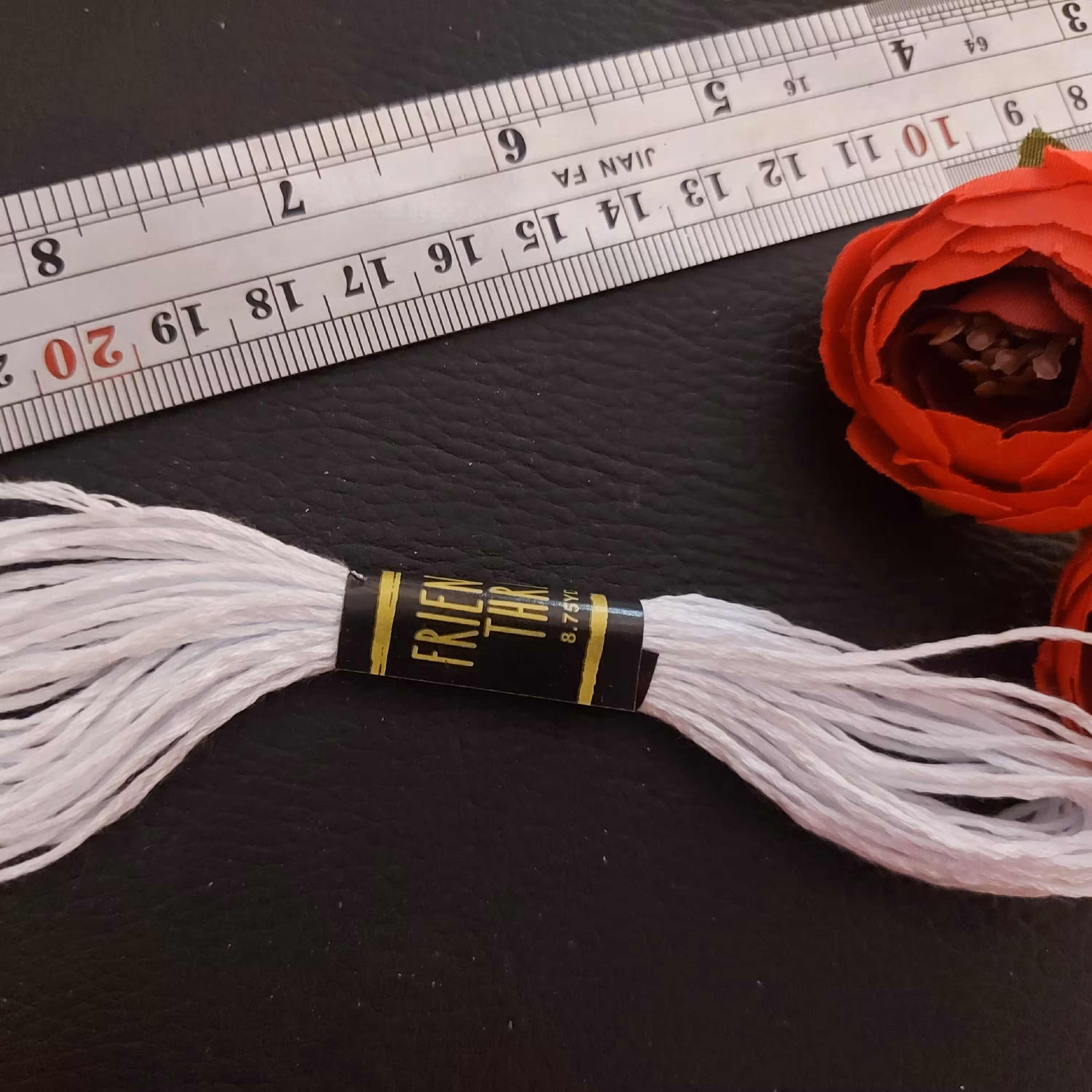 نخ کوبلن  و گلدوزی سفید 