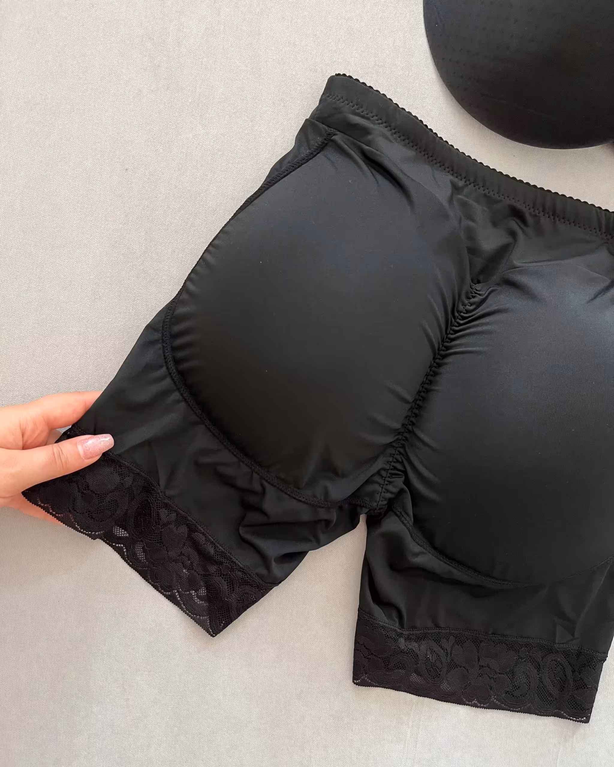 پروتز باسن مشکی پشت چین دار | خرید حجم دهنده فرم دهنده باسن