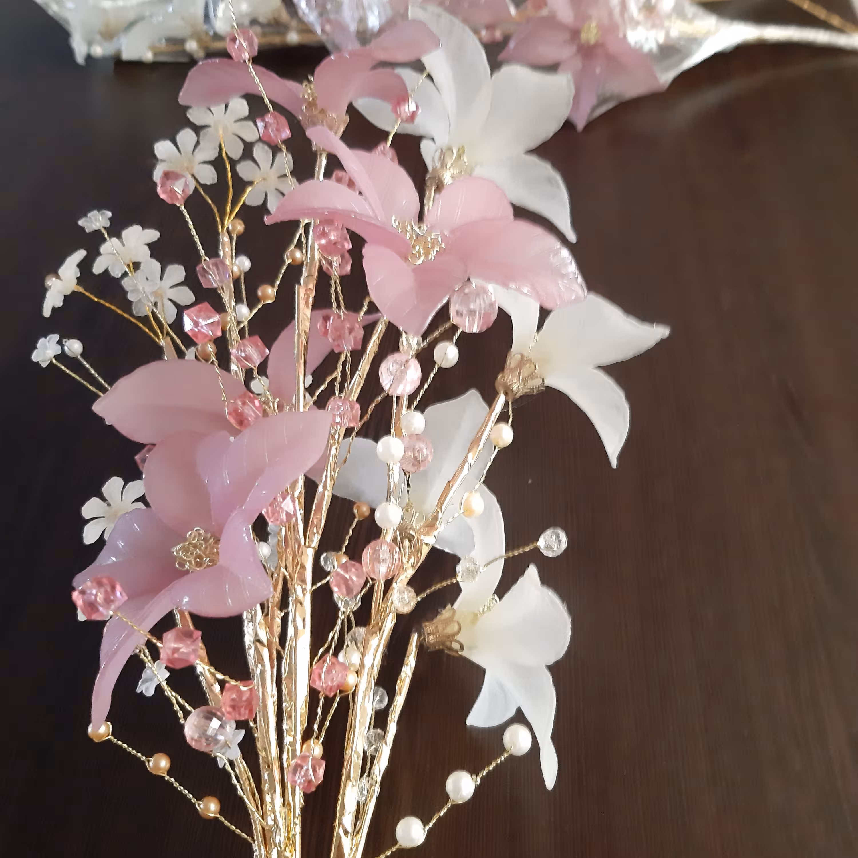 گل های کریستالی بسبار با کیفیت ، جنس شاخه های اصلی فلزی است