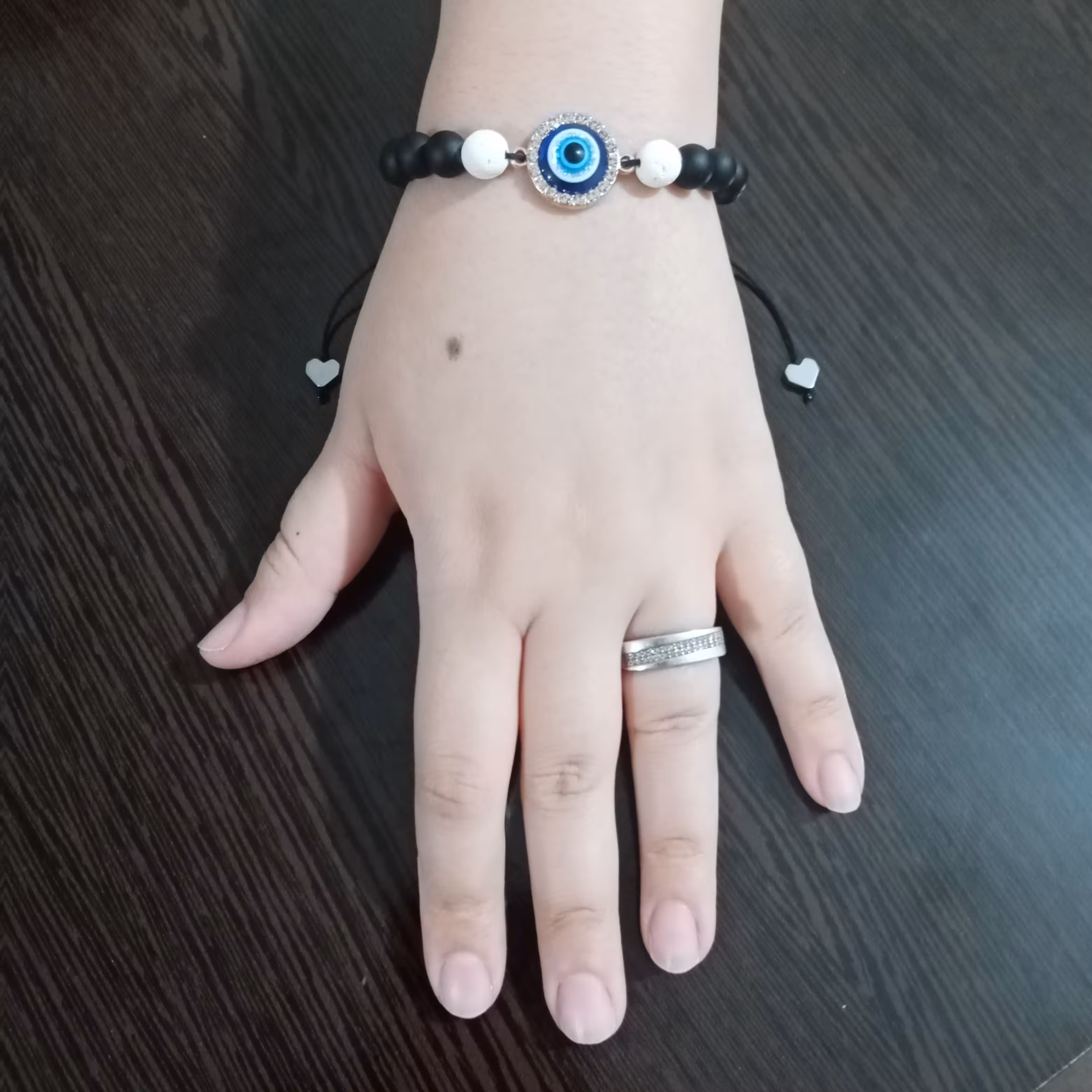 دستبند سنگ لاوا و اونیکس با پلاکهای فانتزی و جذاب