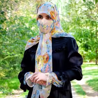 روسری حریر سفارشی مجلسی برند تبسم درجه یک رنگ زمینه کرم با گل های زیبا