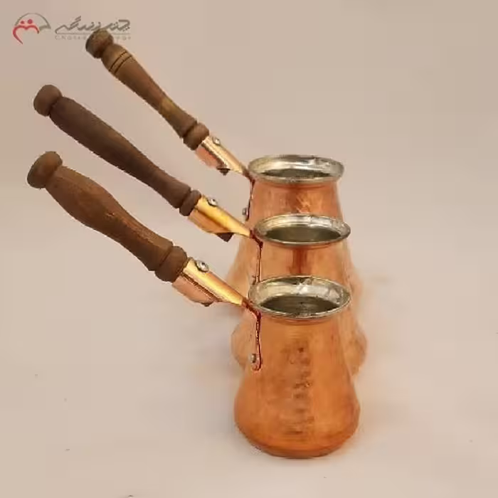 قهوه جوش مسی با بدنه سفید کاری شده و دسته چوبی، در ابعاد مختلف کد 116
