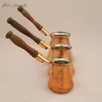 قهوه جوش مسی با بدنه سفید کاری شده و دسته چوبی، در ابعاد مختلف کد 116