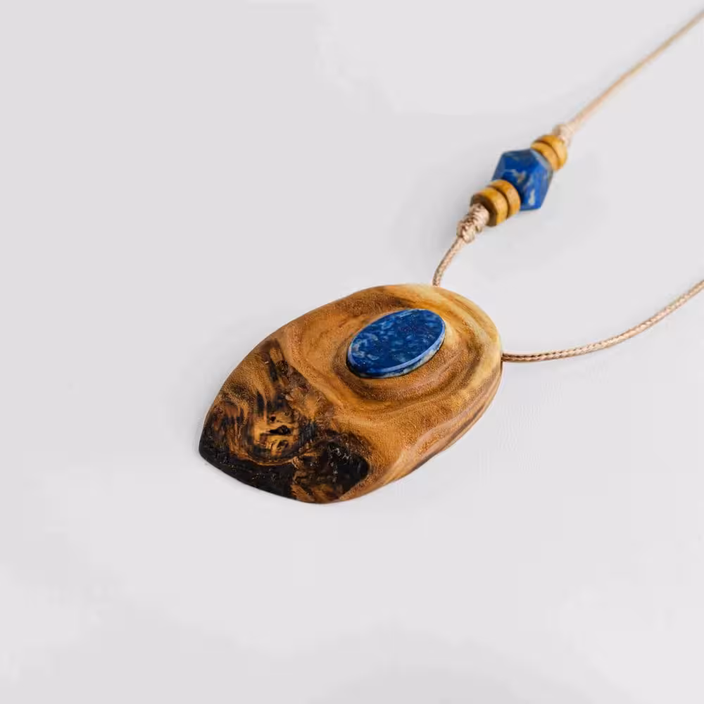 گردنبند چوب گردو و لاجورد