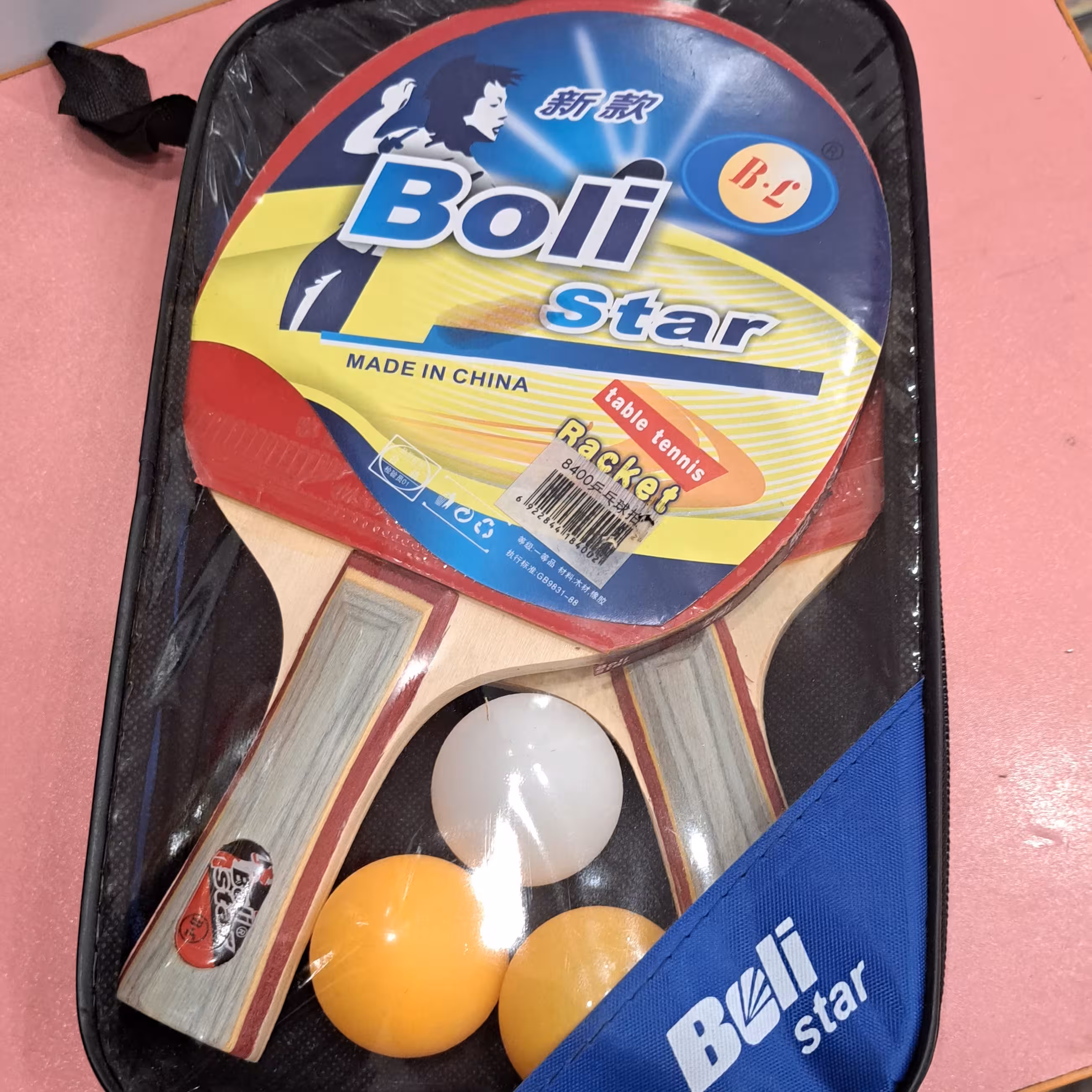 2عددراکت تنیس روی میزداخل یک کیف