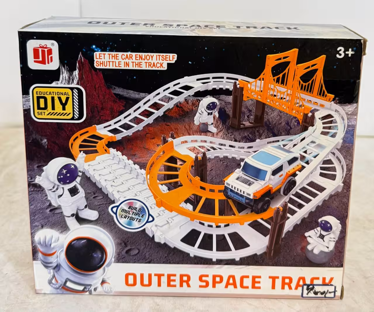 پارکینگ طبقاتی با ادم فضایی و ماشین