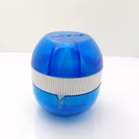 آب میوه گیری دستی کوچیک همراه رنگ آبی