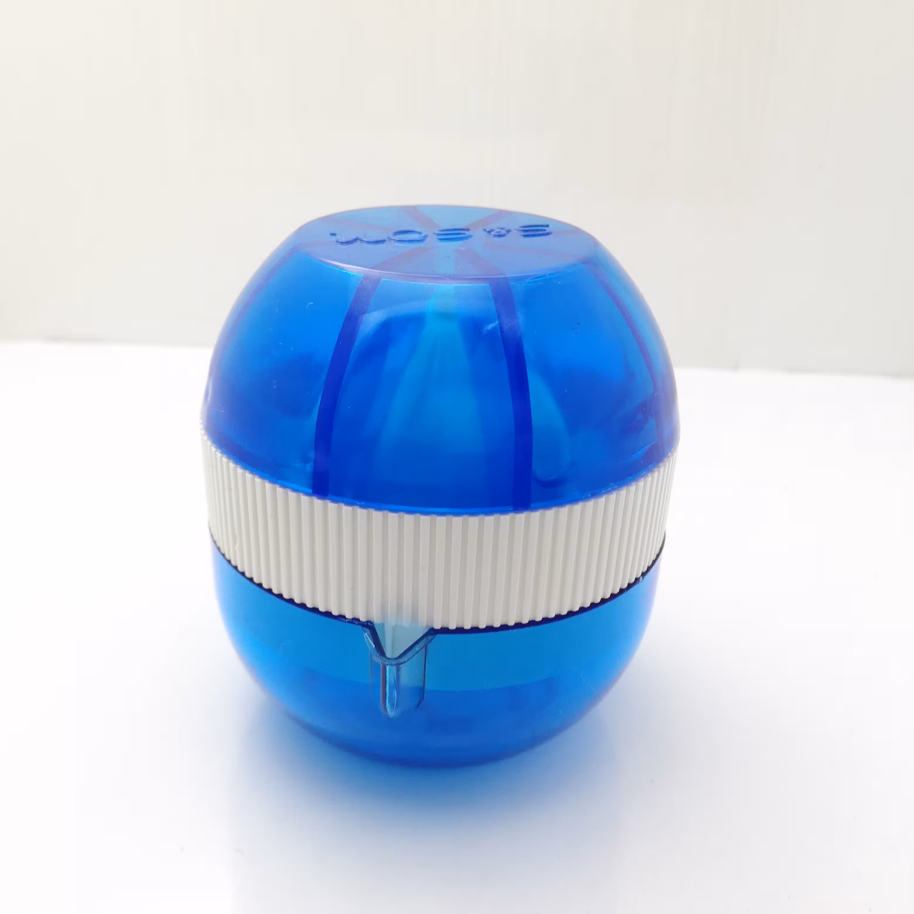 آب میوه گیری دستی کوچیک همراه رنگ آبی