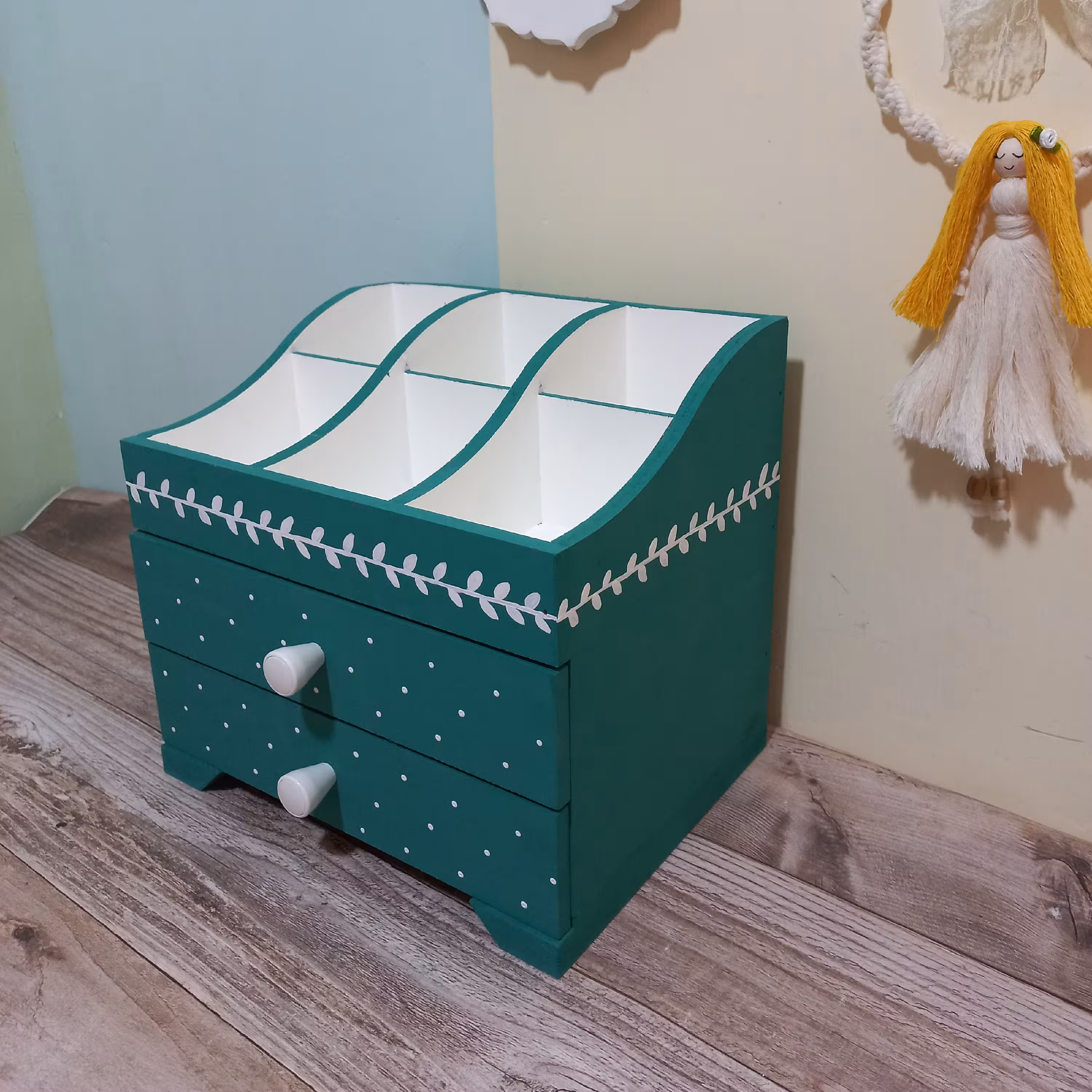 استند آرایشی تقسیم دار  دو کشو  چوبی قابل اجرا در رنگ دلخواه 