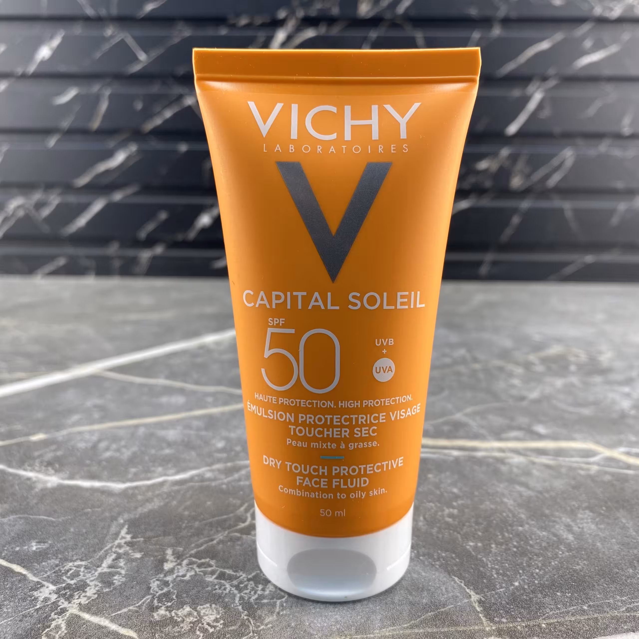 کرم ضد آفتاب مناسب پوست چرب و مختلط ویشی مدل DRY TOUCH حجم 50 میل