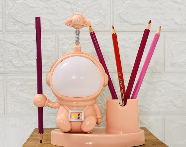 چراغ مطالعه جاقلمی دارطرح فضانوردنشسته-صورتی