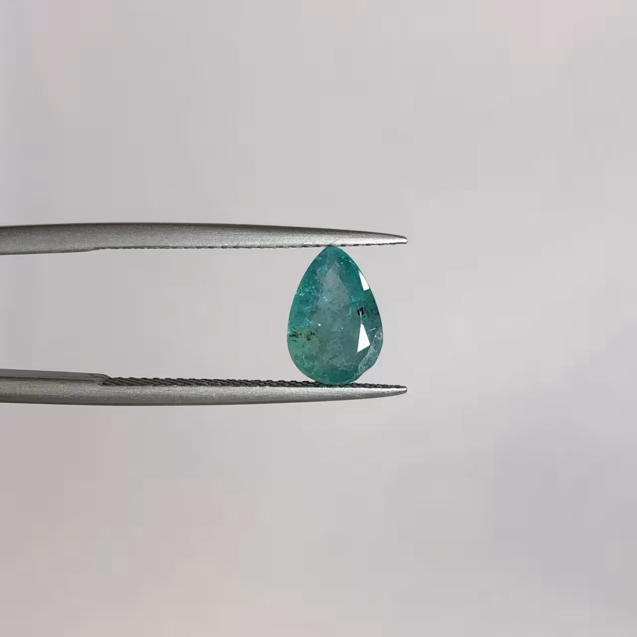 نگین زمرد طبیعی اشکی سبز 240151