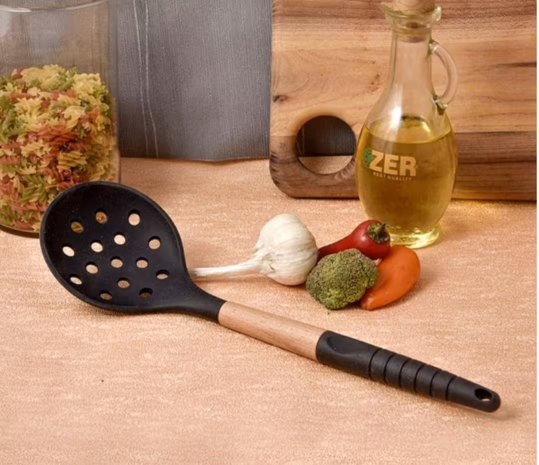 کفگیر سوراخ دلر شنگیا سلکونی دسته چوبی