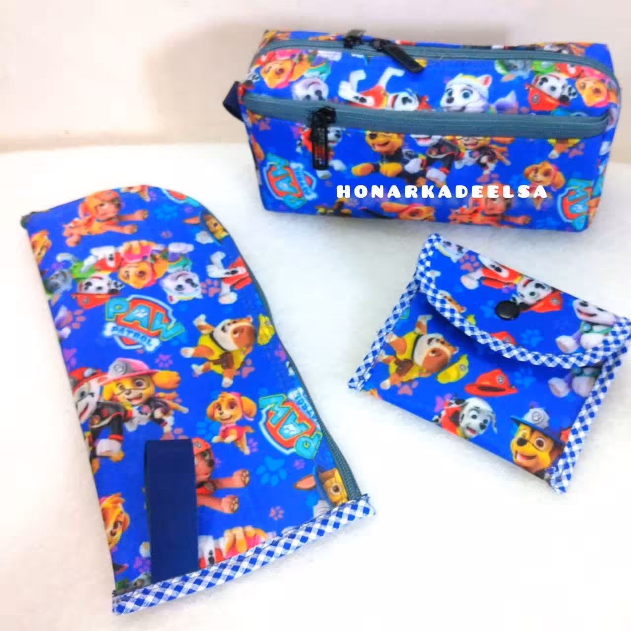 ست جامدادی دوزیپ و جادستمالی و جای لقمه یا کیف لقمه برزنتی طرح سگ های نگهبان پسرانه