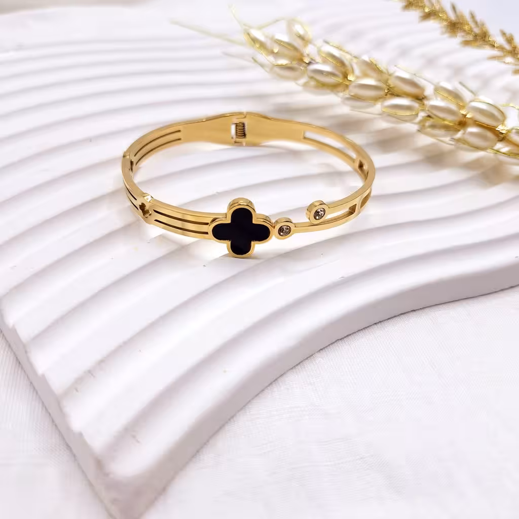 دستبند طلایی شاخه ای طرح ونکلیف مشکی