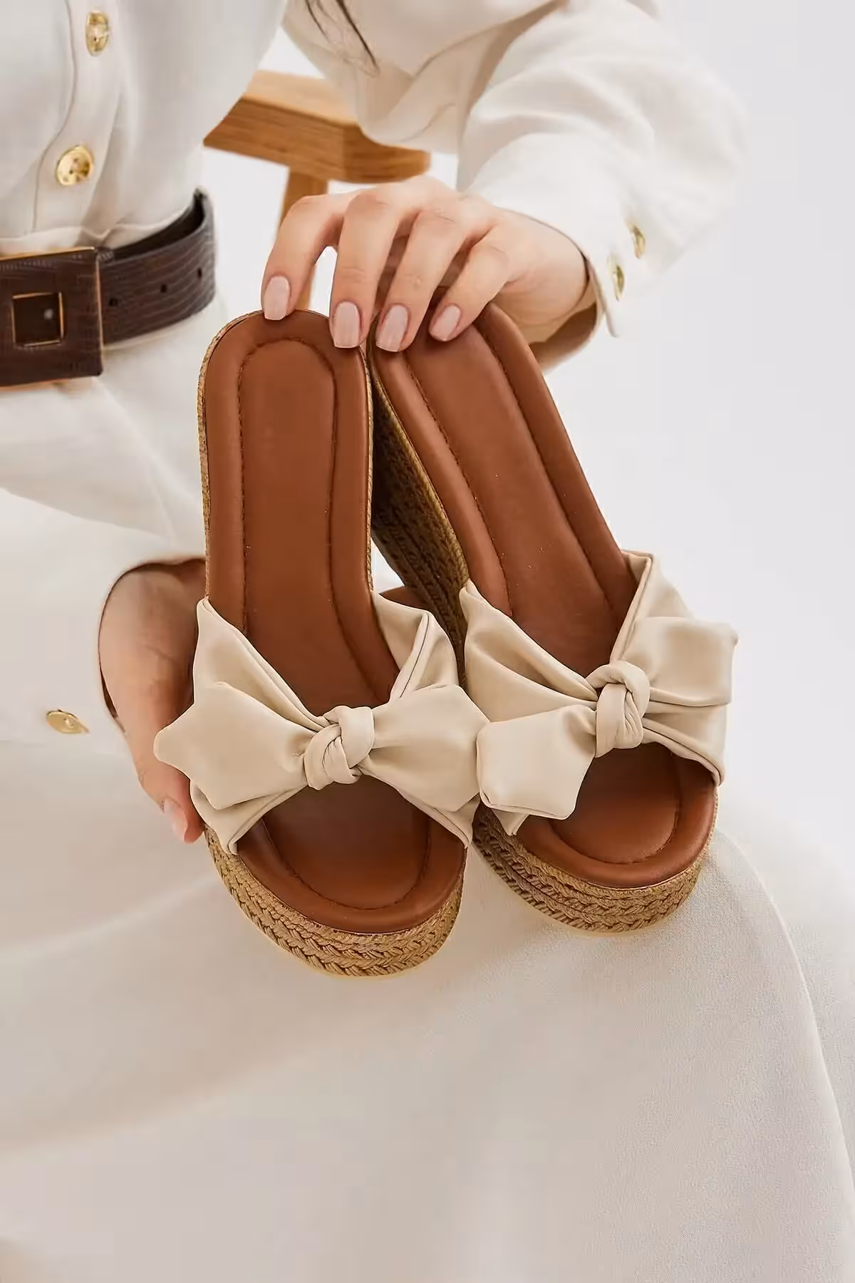 کفش راحتی خانه صندل زنانه پاشنه‌دار با پاپیون بژ – 5248