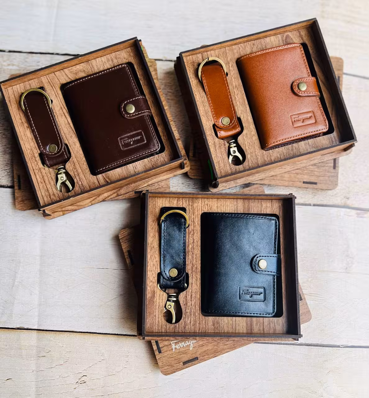 نیم ست جاکارتی دکمه دار.جاکلیدی فریگامو✨چرم طبیعی